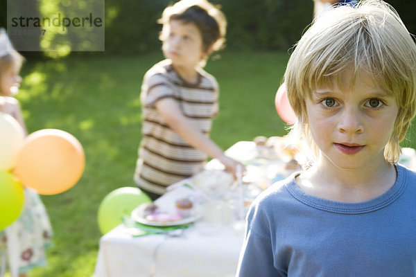 Junge bei Outdoor-Party  Porträt