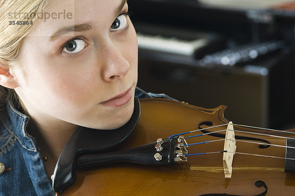 Junge Frau spielt Geige  Porträt