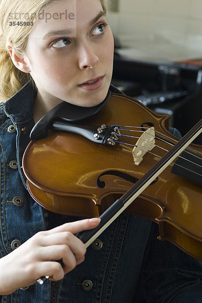 Junge Frau beim Geigenbau