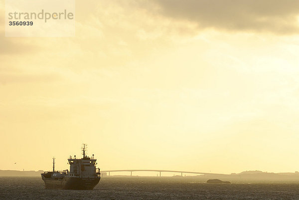 Skandinavien  Schweden  Göteborg  Schiff im Meer mit Brücke im Hintergrund