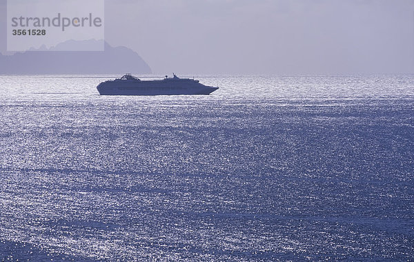 Madeira  Kreuzfahrtschiff im Meer