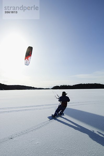 Skandinavien  Schweden  Mälaren  Mann Snowboarden