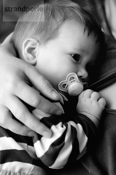 Skandinavien  Schweden  Vastergotland  Mutter hält männliches Baby  Nahaufnahme