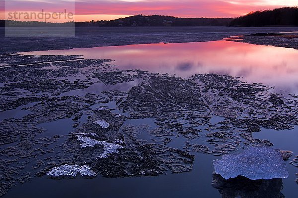 Skandinavien  Schweden  Vastergotland  Ansicht von gefrorenen See in der Dämmerung