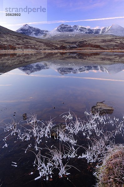 Skandinavien  Norwegen  Blick auf See mit Bergen im Hintergrund