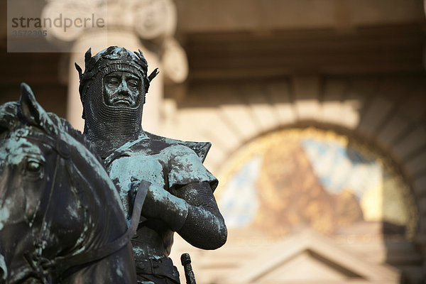 Statue von Otto von Wittelsbach vor der Bayerischen Staatskanzlei  München  Deutschland  close-up