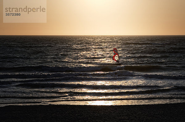 Windsurfer bei Sonnenuntergang vor dem Strand von Westerland  Sylt  Deutschland