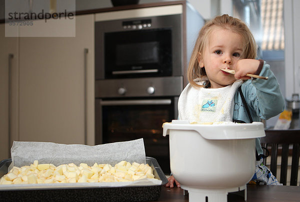 Mädchen beim Kuchen backen