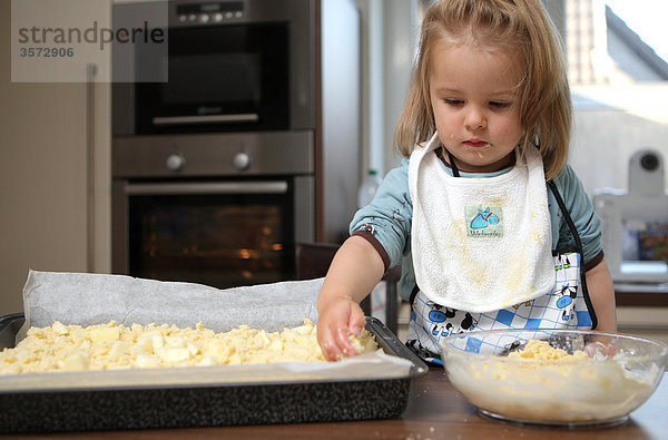 Mädchen beim Kuchen backen