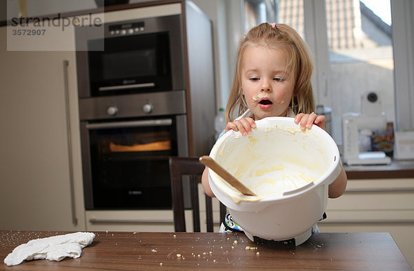 Mädchen beim Kuchen backen