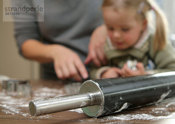 Mutter und Tochter puzzeln am Tisch