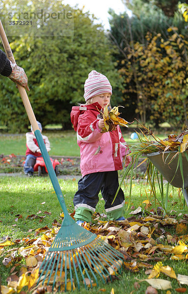 Kinder im Herbst im Garten
