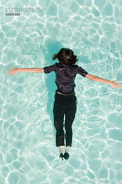 Frau mit dem Gesicht nach unten im Schwimmbad