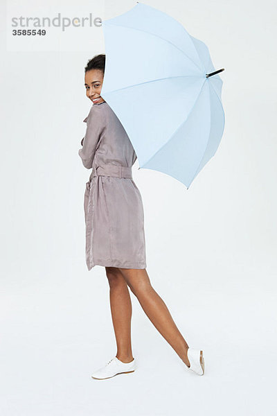 Junge Frau mit Schirm