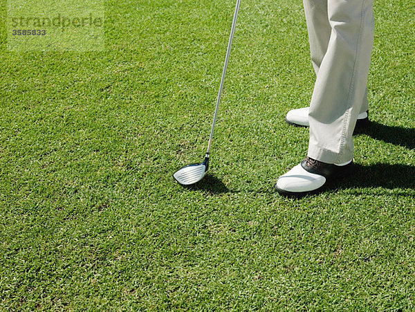 Mann spielt Golf auf dem Golfplatz