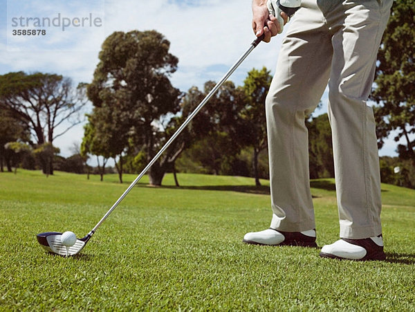 Mann spielt Golf auf dem Golfplatz