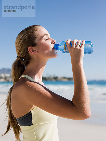 Junge Frau trinkt Wasser