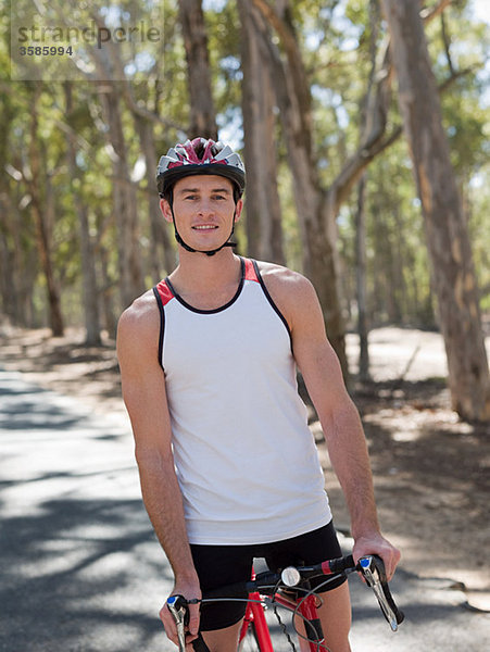 Junger Mann beim Radfahren im Wald