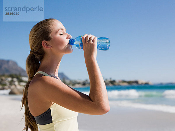 Junge Frau trinkt Wasser