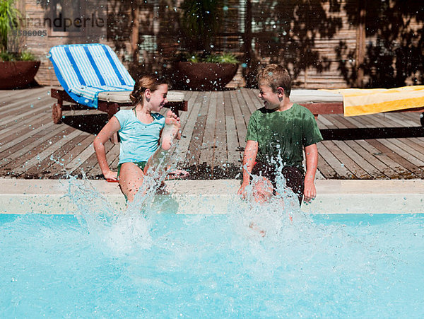 Junge und Mädchen beim Plantschen im Schwimmbad