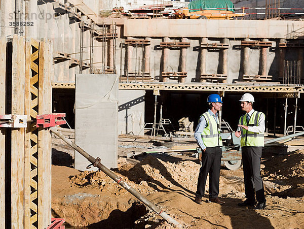 Reife Männer treffen sich auf der Baustelle