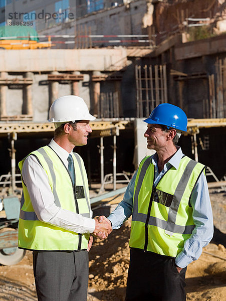 Reife Männer treffen sich auf der Baustelle