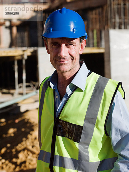 Erwachsener Mann auf der Baustelle  Portrait