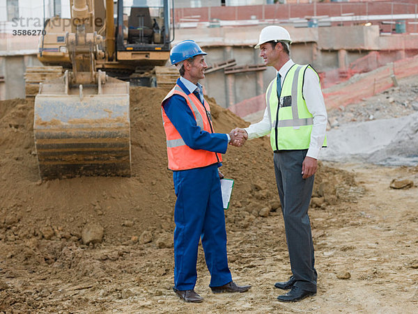 Reife Männer treffen sich auf der Baustelle