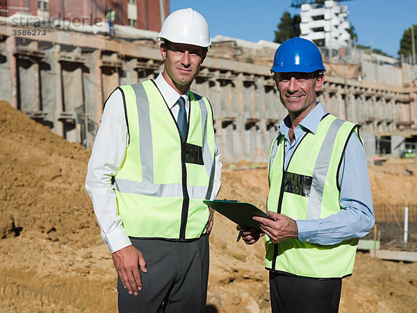 Reife Männer auf der Baustelle