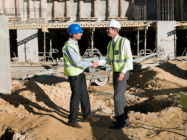 Reife Männer treffen sich auf der Baustelle