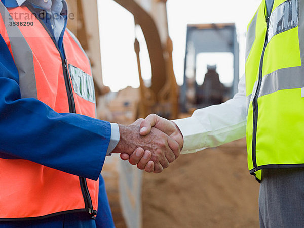 Reife Männer treffen sich auf der Baustelle