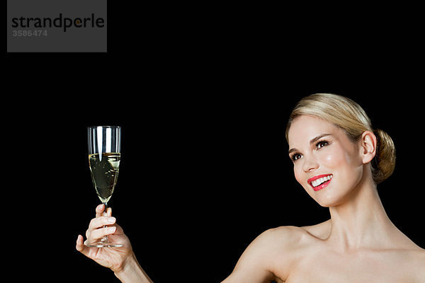 Junge blonde Frau mit Champagnerglas