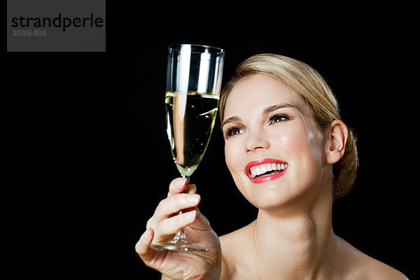 Junge blonde Frau mit Champagnerglas