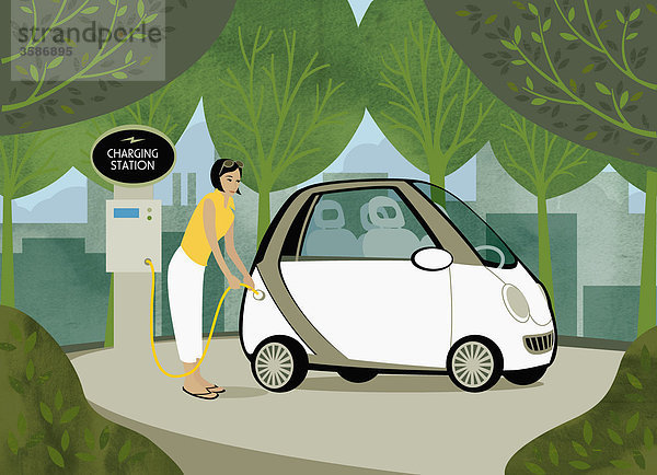 Frau lädt Elektroauto zwischen Bäumen auf