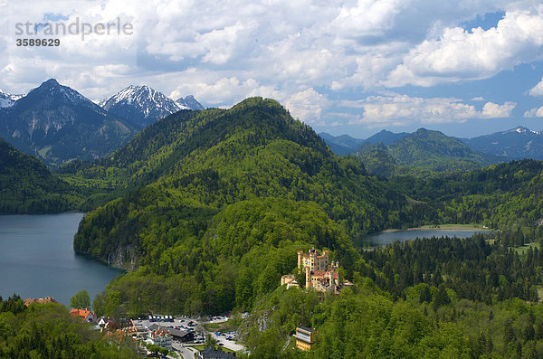 Blick auf Schloss Hohenschwangau und Alpsee  Bayern  Deutschland  Europa