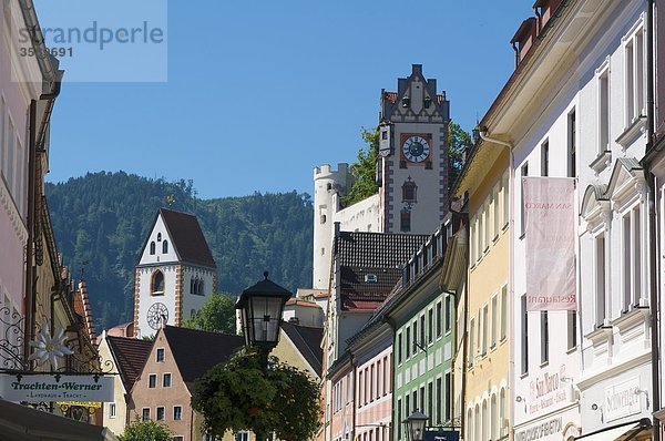 Fußgängerzone mit Kloster Sankt Mang und Hohes Schloss  Füssen  Bayern  Deutschland  Europa