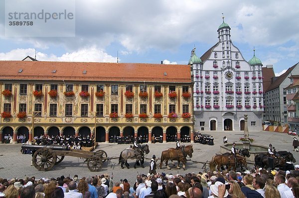 Schauspieler vor dem Steuerhaus  Memmingen  Bayern  Deutschland  Europa