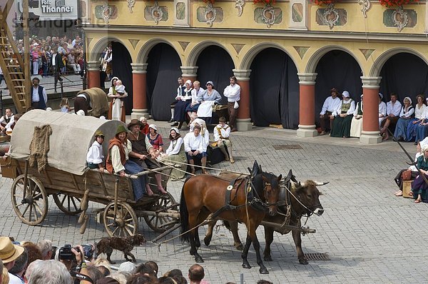 Schauspieler vor dem Steuerhaus  Memmingen  Bayern  Deutschland  Europa