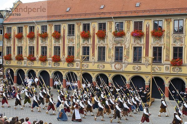 Schauspieler vor dem Steuerhaus  Memmingen  Bayern  Deutschland  Europa