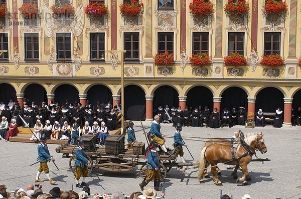 Schauspieler vor dem Steuerhaus  Memmingen  Bayern  Deutschland  Europa