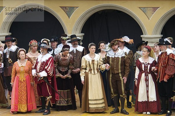 Schauspieler vor dem Steuerhaus  Memmingen  Bayern  Deutschland  Europa