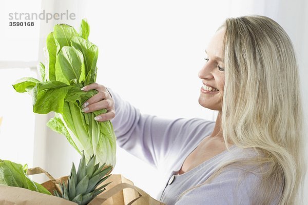 Frau macht Salat