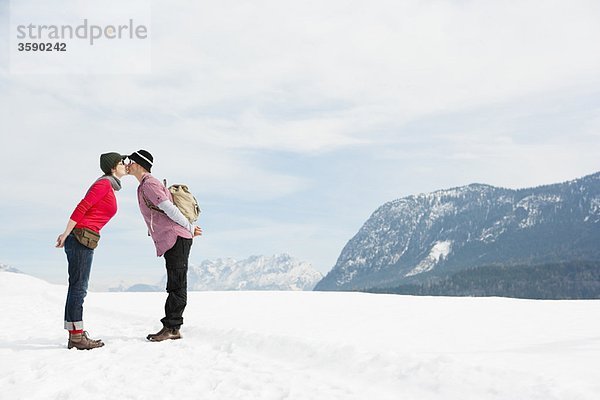 Pärchenküssen vor den Alpen