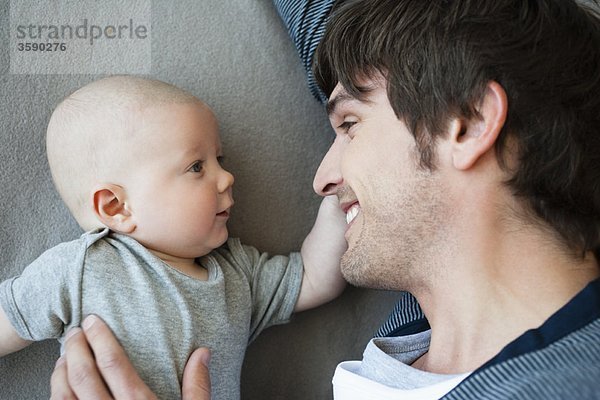 Vater und Baby schauen sich an.