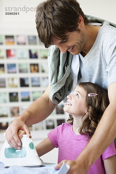 Vater und Mädchen bügeln aus nächster Nähe