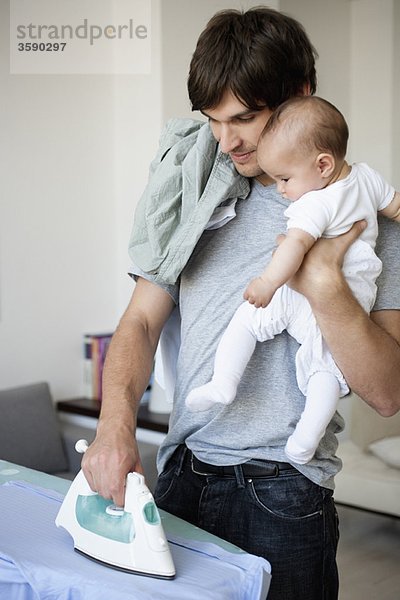 Mann mit Babybügeln