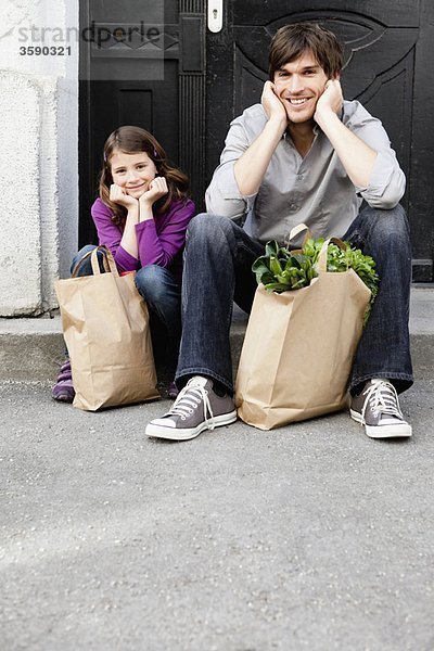 Vater und Mädchen beim Einkaufen