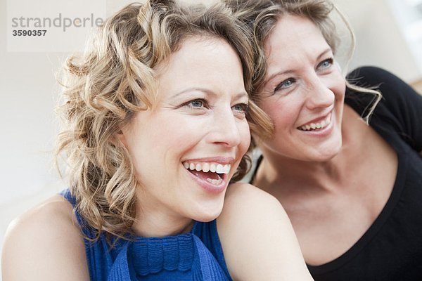 Zwei Frauen  die zusammen lachen.