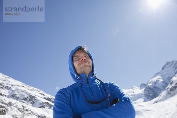 Mann in blauen Sportjacken im Winter