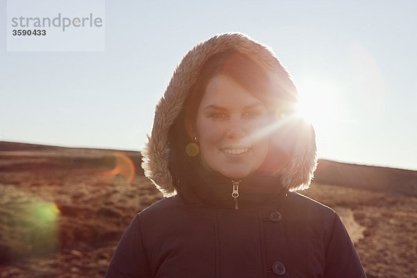 Frau lächelt im Feld